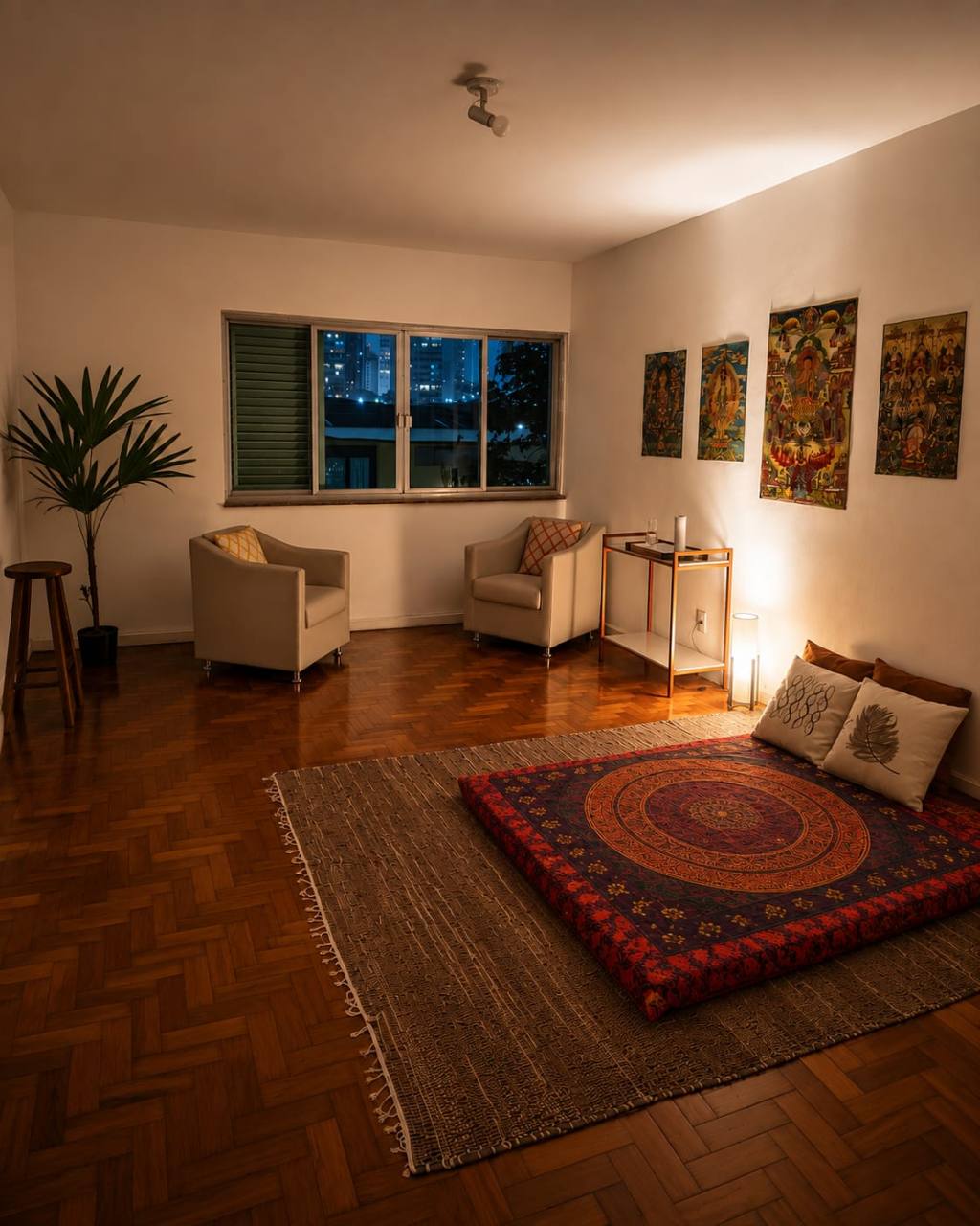 Ambiente amplo com luz natural e poltronas