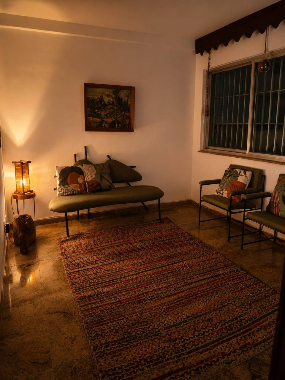 Sala de atendimento acolhedora com iluminação suave