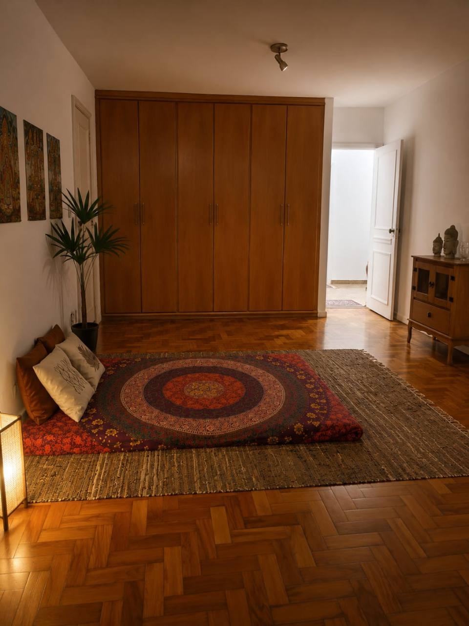Sala clean com piso de madeira e espaço para práticas corporais